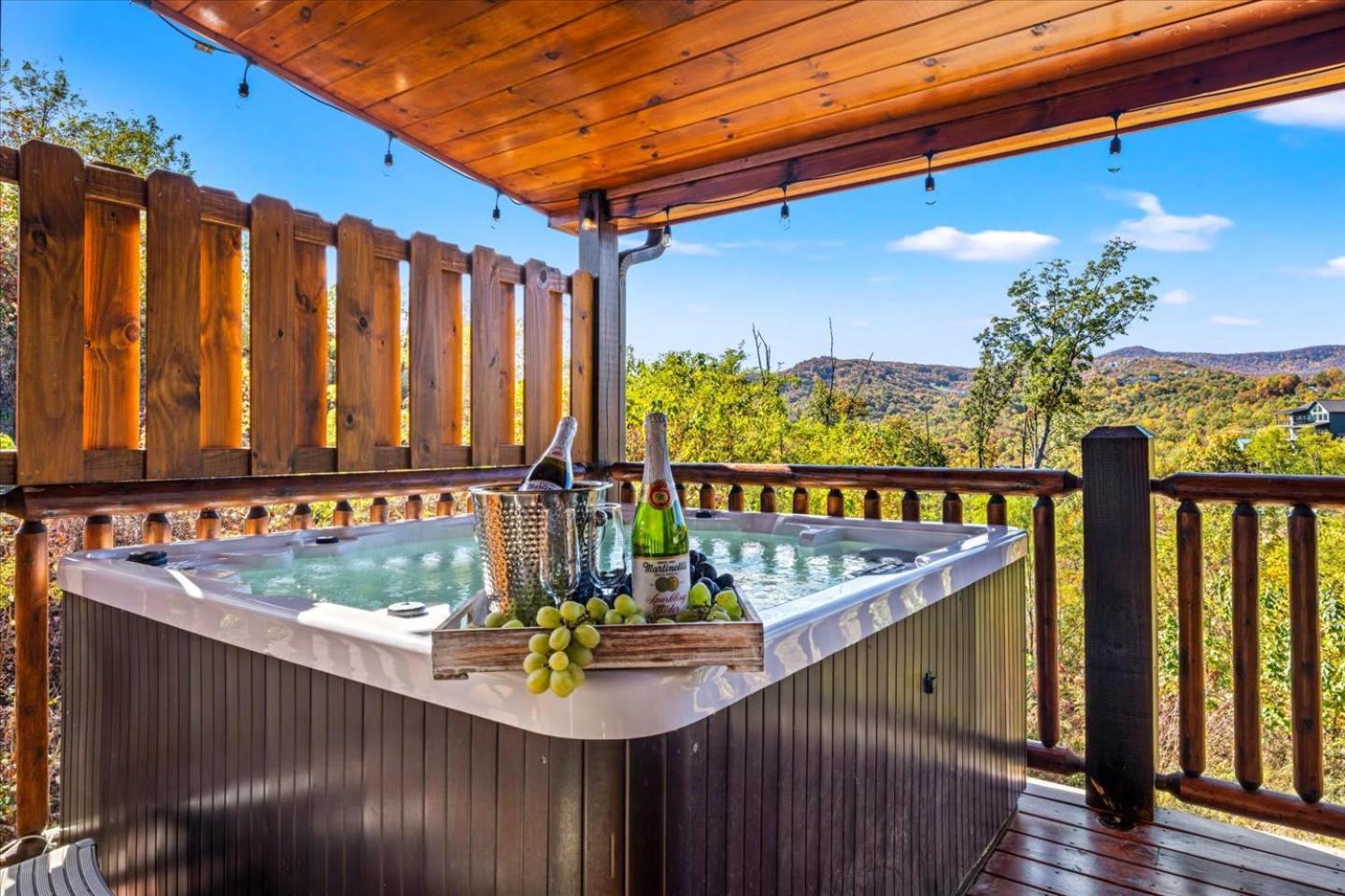 Indoor Pool, Volleyball Beach, Mountain View, Luxury Гатлинбург Экстерьер фото